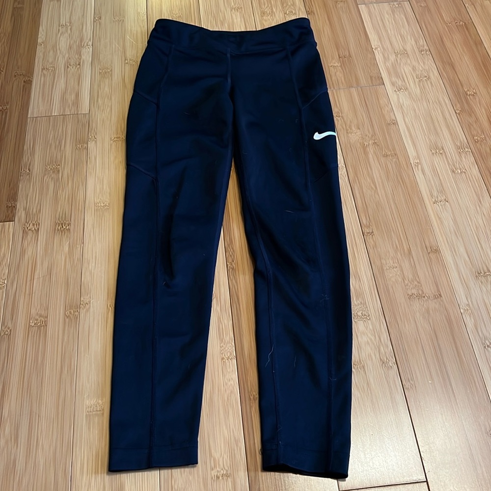 Girls Nike leggings.